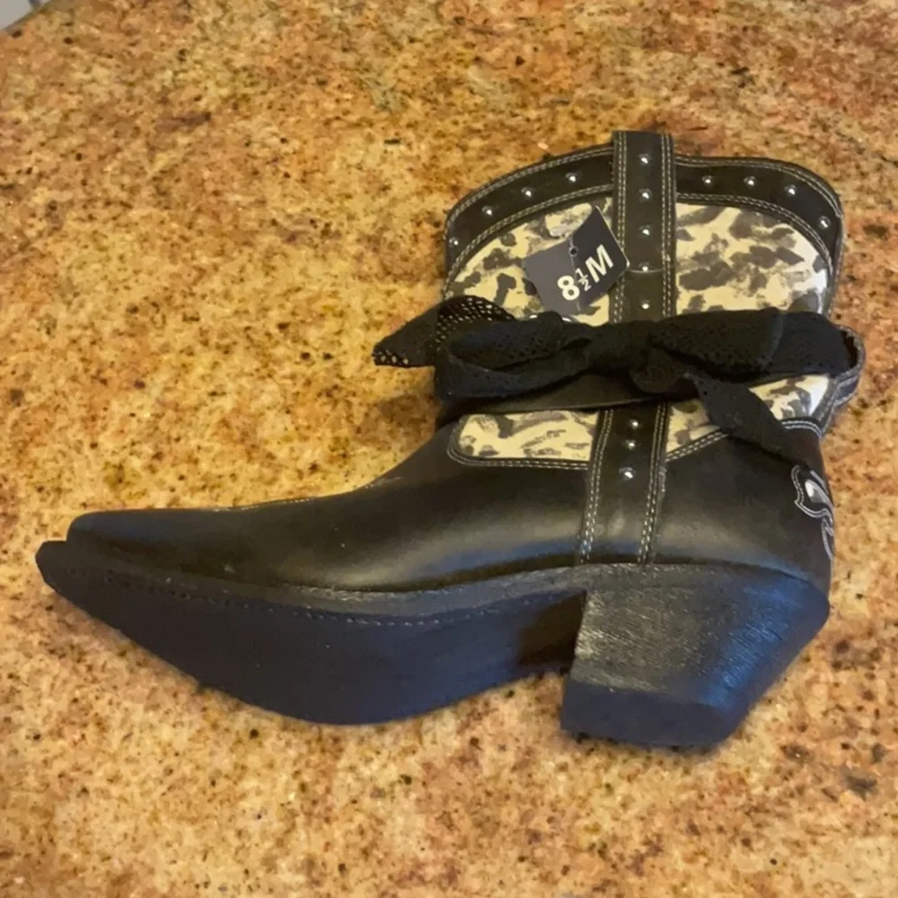 Western black and white boots women’s new never been worn size 8 1/2